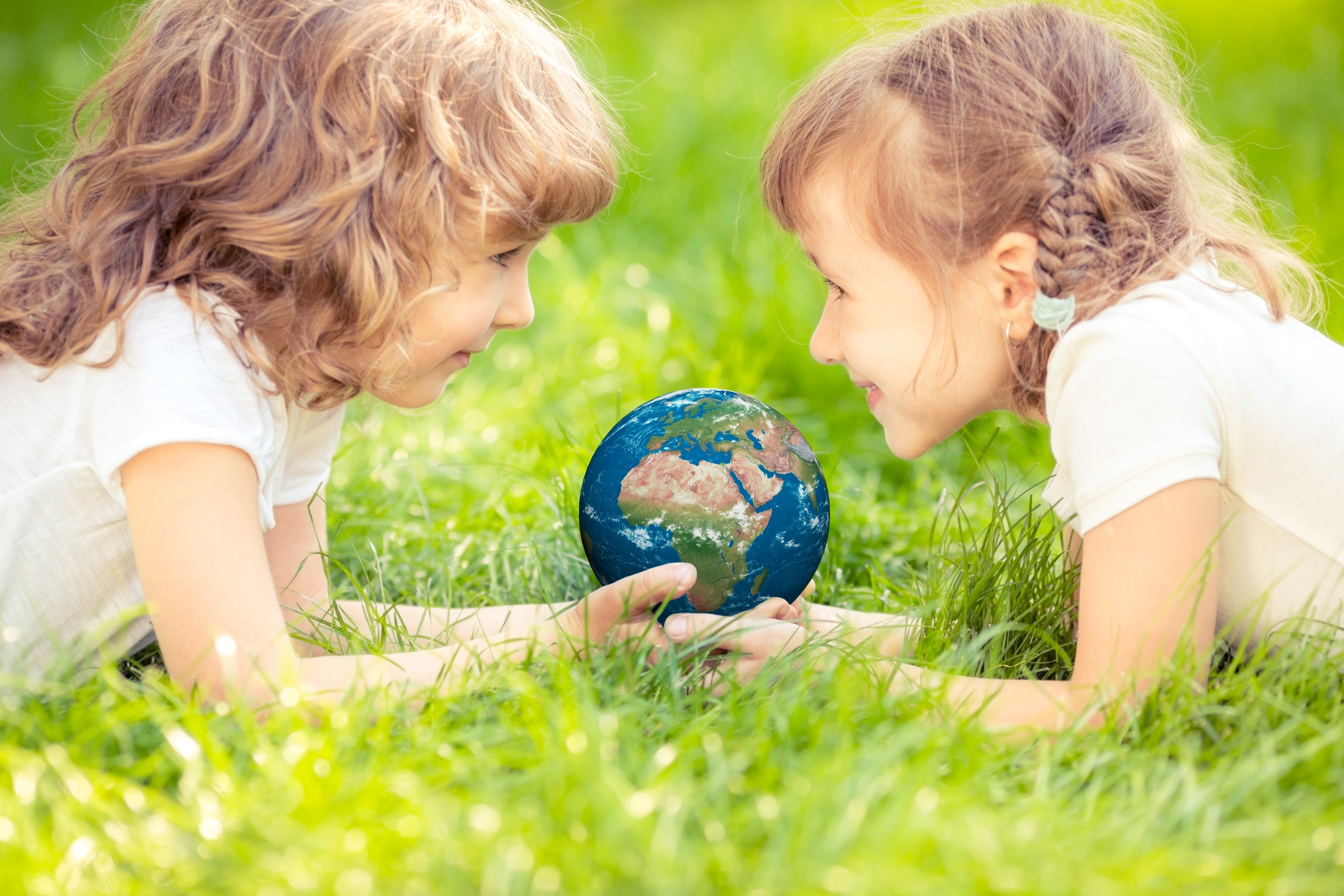 Ребенок земли фото. Детям об экологии. Планета в руках детей. Дети и природа. Экология для дошкольников.